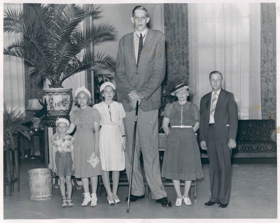 L’Homme le Plus Grand de Tous les Temps : Robert Wadlow, une Vie Hors Normes