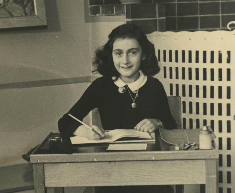 10 Février 1945 : La Fin Tragique d’Anne Frank, une Lumière Éteinte Trop Tôt