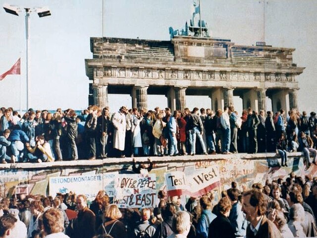 La Fin du Rideau de Fer : Les 35 Ans de la Chute du Mur de Berlin (1989-2024)