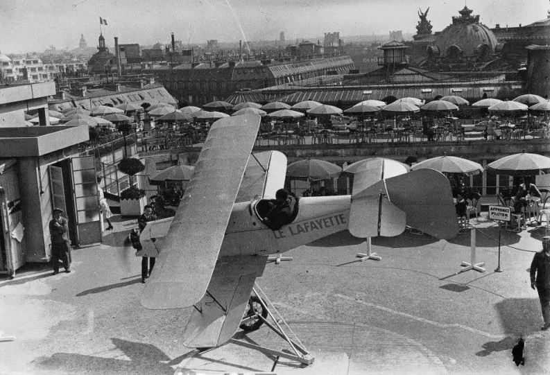 19 Janvier 1919 : Atterrissage Audacieux de Jules Védrines sur les Galeries Lafayette