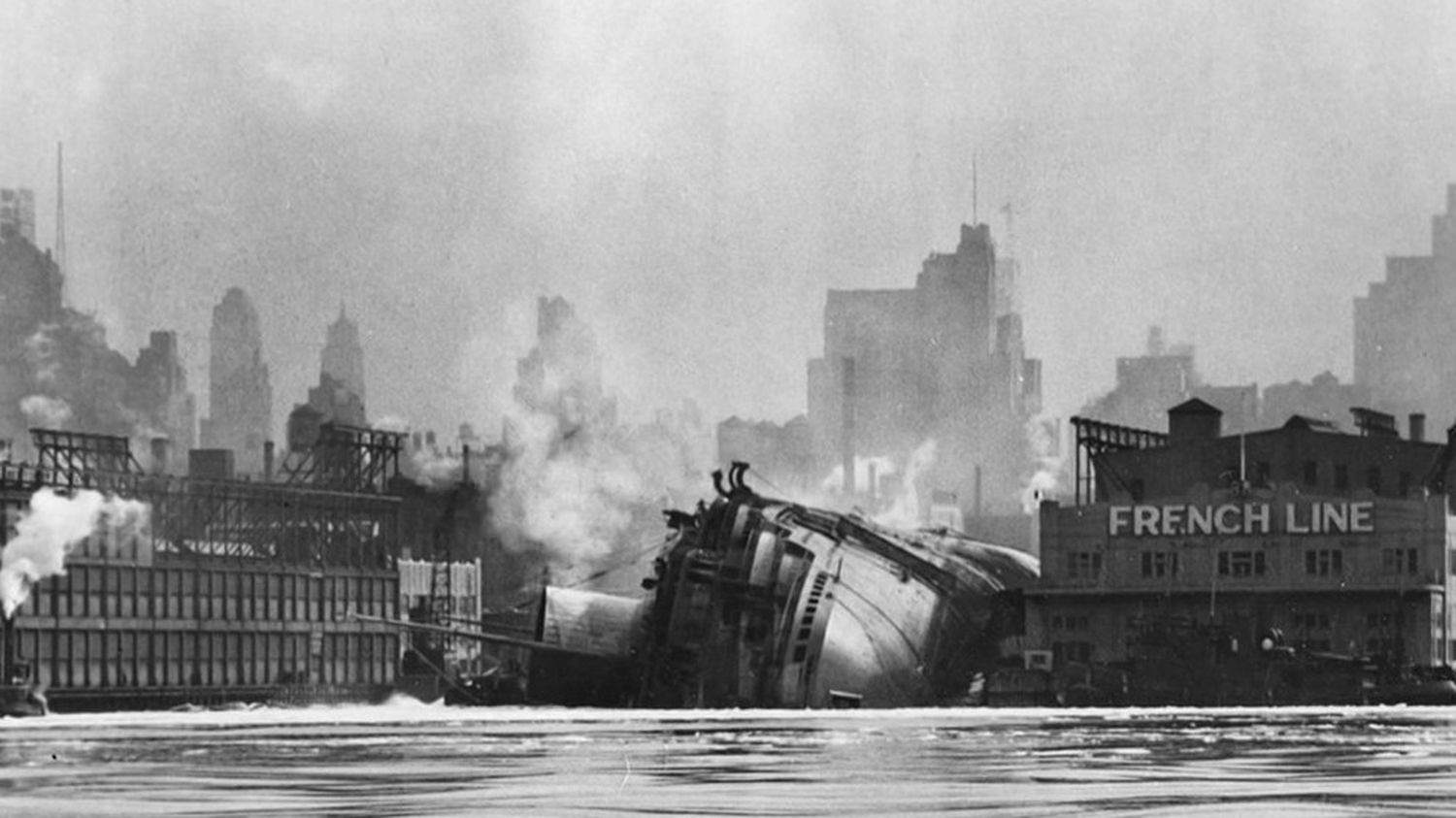 9 Février 1942 : Le Destin Tragique du Paquebot "Normandie", un Géant des Mers Sacrifié