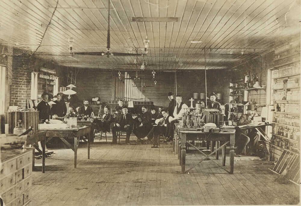 Thomas Edison et son laboratoire de recherche de Menlo Park au XIXe siècle