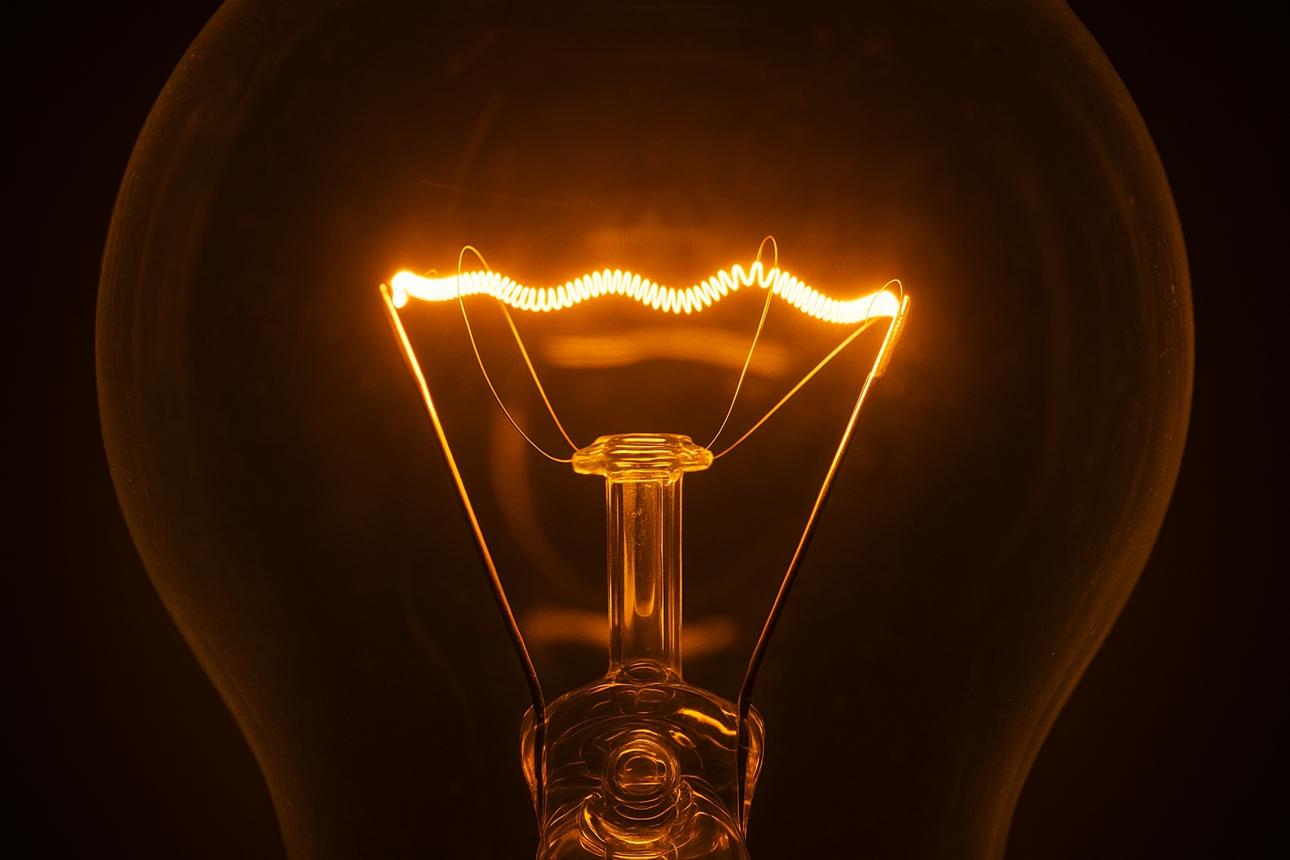 Gros plan sur le filament incandescent d'une ampoule électrique traditionnelle