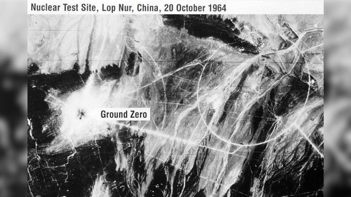 Paysage désertique de Lop Nor au Xinjiang, site historique des essais nucléaires chinois