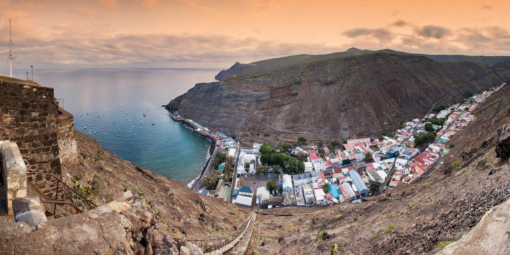 Falaises volcaniques et paysage de l'île de Sainte-Hélène dans l'océan Atlantique