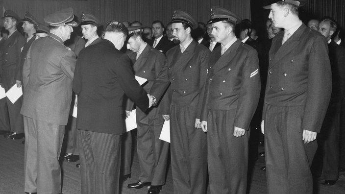 12.11 1955 - Ernennung der ersten Soldaten der Bundeswehr, ZeitZeichen - Zeitzeichen - Sendungen - WDR 5 - Radio - WDR