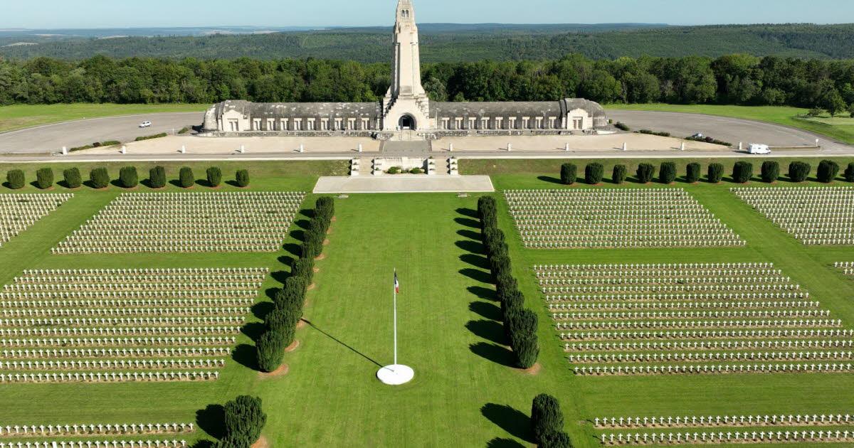 Ossuaire de Douaumont et cimetière militaire français près de Verdun