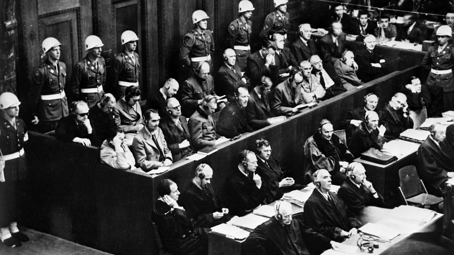 Salle d'audience du procès de Nuremberg en 1945 avec les accusés nazis