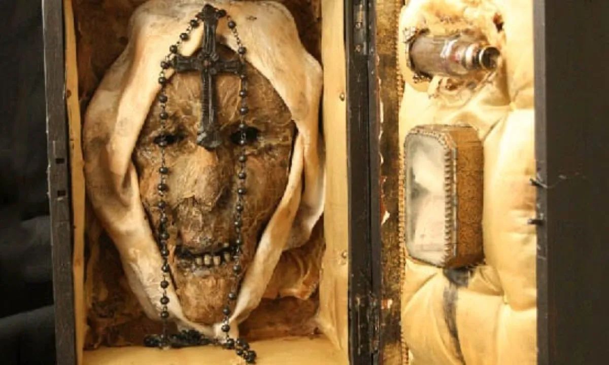 
Le Mystère de la Tête de la "Sœur Possédée" au Vatican
